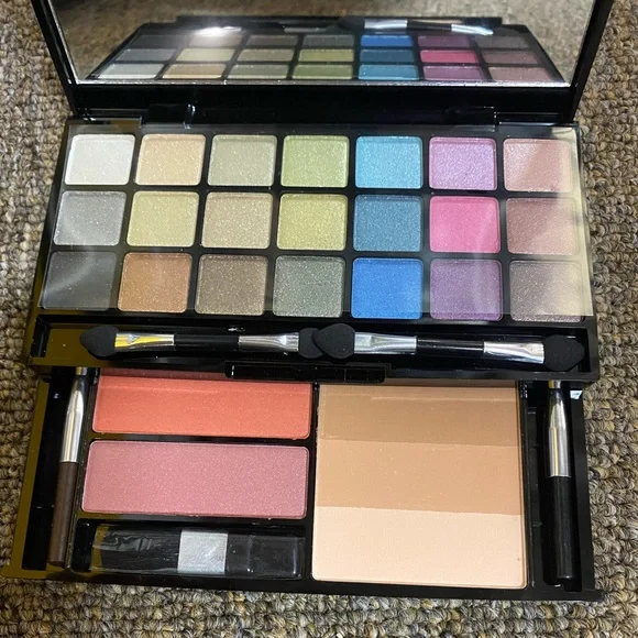 Designer makeup set - Picture 3 of 10